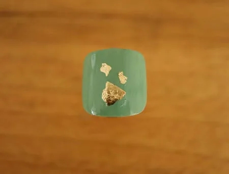 金箔を使ったエレガントなフットネイル制作過程2