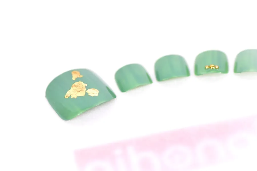 金箔を使ったエレガントなフットネイルイメージ2