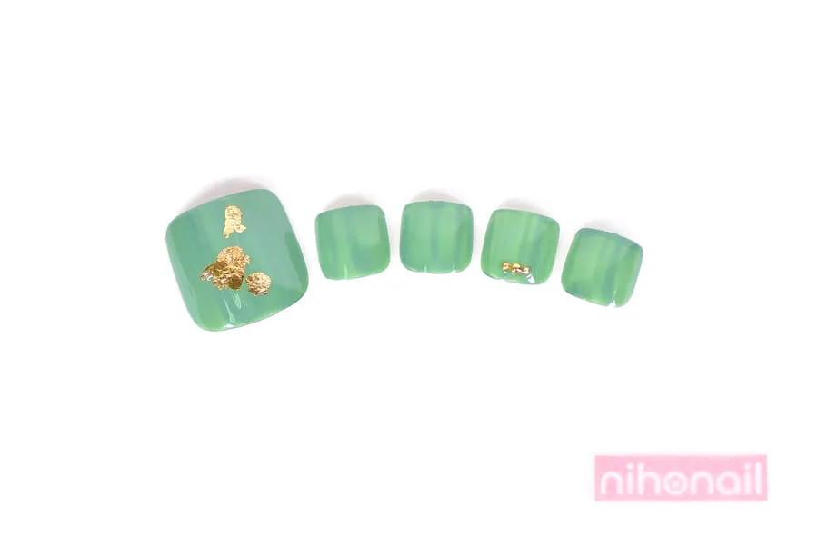 金箔を使ったエレガントなフットネイルイメージ