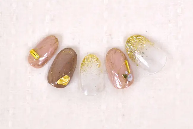 ナチュラルスモーキーのラメグラデーションネイル