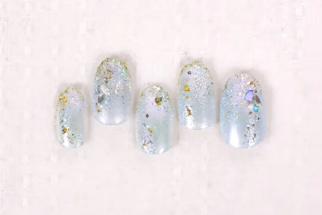偏光パールカラーのラメグラデーションネイル