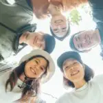 円陣を組む人たち