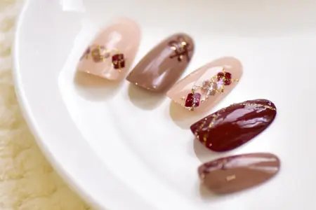 ルビーチョコレートカラーのアーガイルネイルアップ