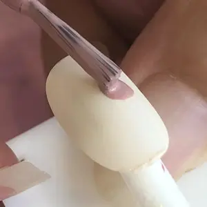 ハート柄を描く時は、刷毛を押し付けるように乗せる