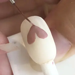 細い筆で外枠をなぞる