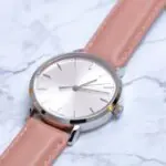 大理石に腕時計