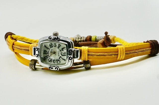 黄色いベルトの腕時計